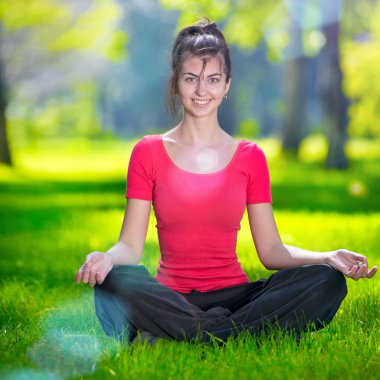 Yoga yapan genç bir kadın.