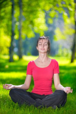 Yoga yapan genç bir kadın.