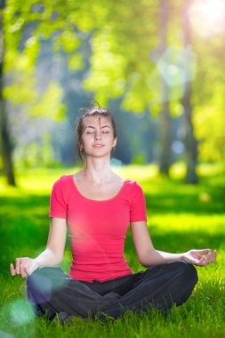 Yoga yapan genç bir kadın.