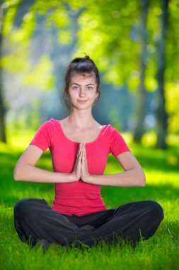 Yoga yapan genç bir kadın.