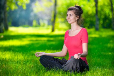 Yoga yapan genç bir kadın.