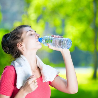 Su içen genç bir kadın