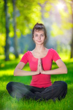 Yoga yapan genç bir kadın.