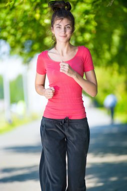 yeşil park açık havada çalışan kadın