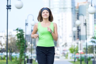 kadın şehir sokak Park'ta jogging.