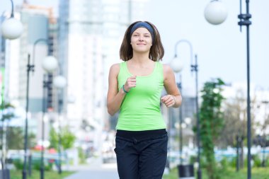 kadın şehir sokak Park'ta jogging.