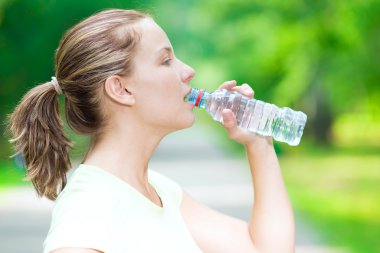 kadın içme suyu bir şişe