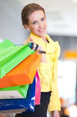 alışveriş merkezinde alışveriş torbaları kadınla