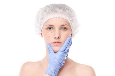 Şevval Özçelik Güzellik kadın yüzüne düzeltme satırları çizmek