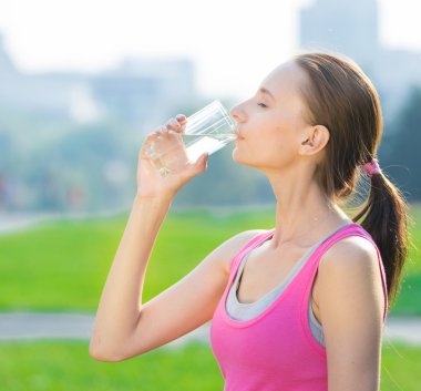 Egzersiz sonrası su içen kadın