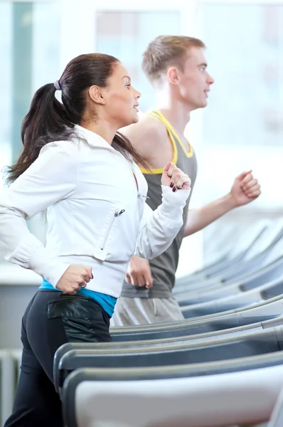 Mulher e homem se exercitando no ginásio — Fotografia de Stock