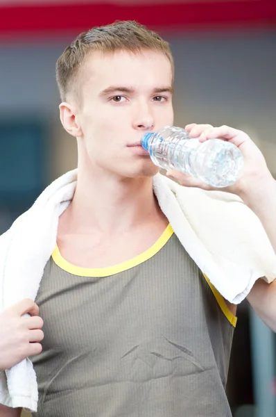 Man drinkwater na sport — Stockfoto