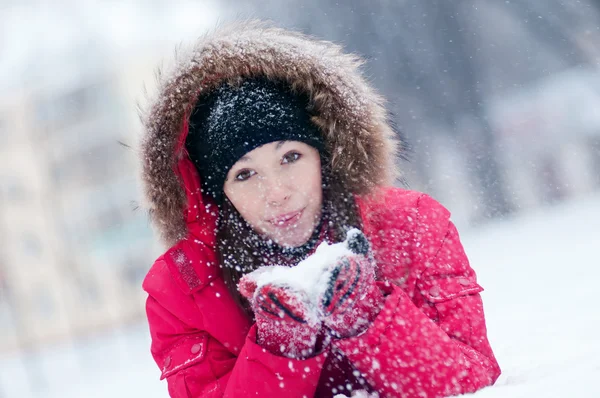 Jeune femme joue avec une neige — Photo