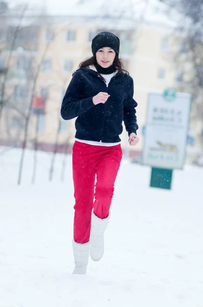 Menina correndo no dia frio de inverno — Fotografia de Stock