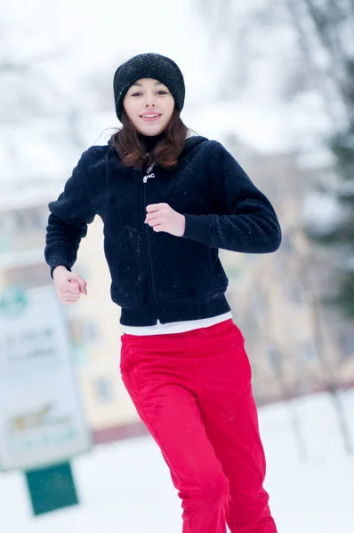 Menina correndo no dia frio de inverno — Fotografia de Stock