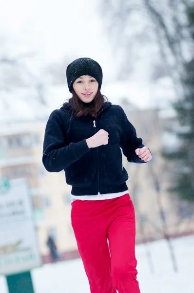 Menina correndo no dia frio de inverno — Fotografia de Stock