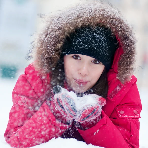 Mladá žena hraje se sněhem — Stock fotografie