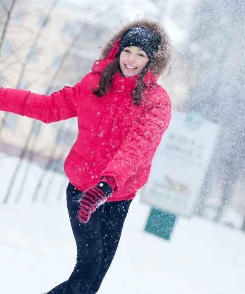 Młoda kobieta odgrywa śnieg — Zdjęcie stockowe