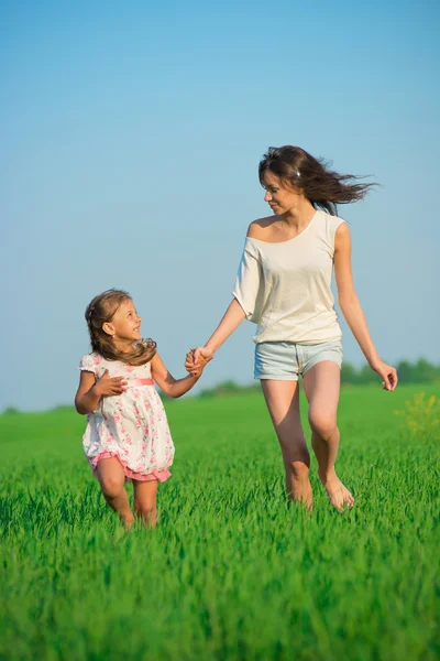 Ragazze che corrono al campo di grano verde — Foto Stock