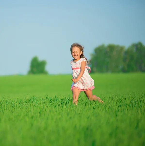 Girl running at green wheat field — Stock Photo, Image