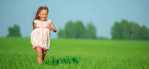 Girl running at green wheat field — Stock Photo, Image