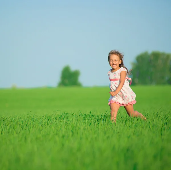 Girl running at green wheat field — Stock Photo, Image