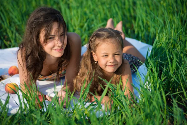 Gelukkig meisjes op groen gras — Stockfoto