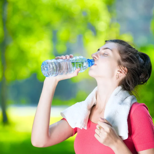 Giovane donna che beve acqua — Foto Stock