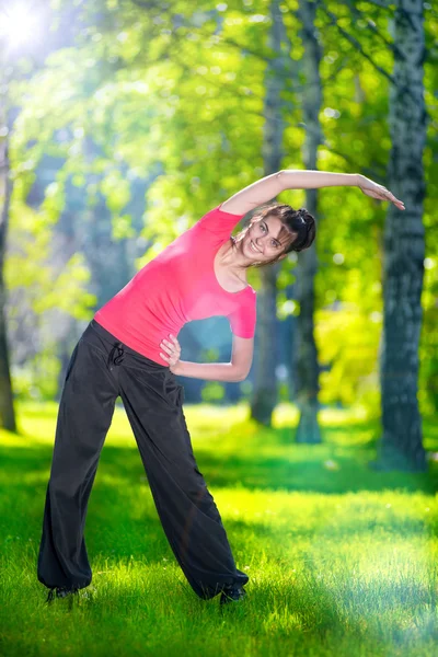 Woman doing sport exercises outdoors — Stock Photo, Image