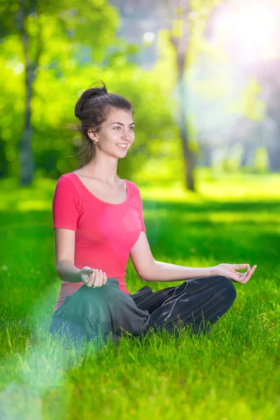 Mujer joven haciendo ejercicios de yoga —  Fotos de Stock