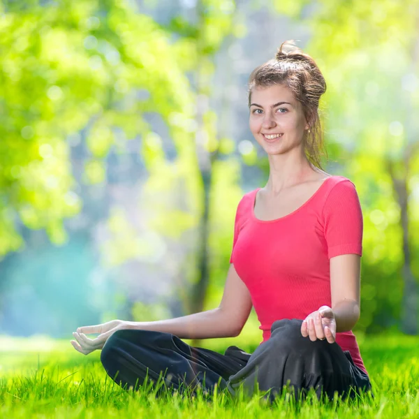 Jeune femme faisant des exercices de yoga — Photo