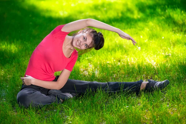 Женщина делает спортивные упражнения на открытом воздухе — стоковое фото