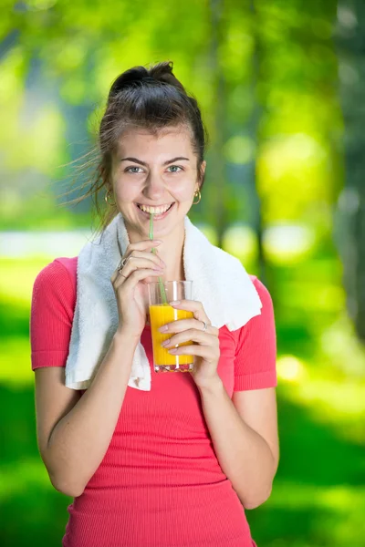 Femme buvant du jus d'orange frais — Photo