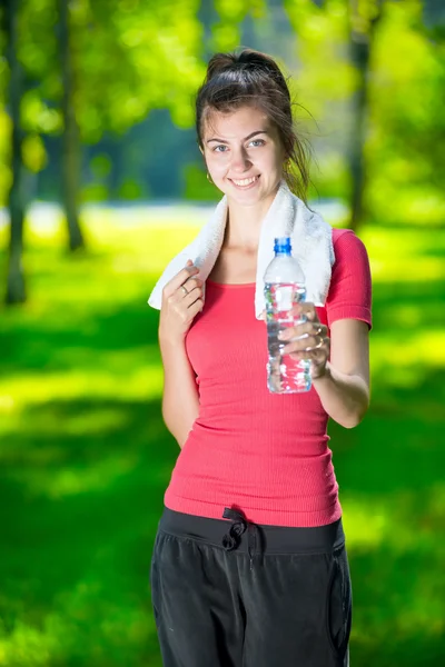 Jonge vrouw met water — Stockfoto