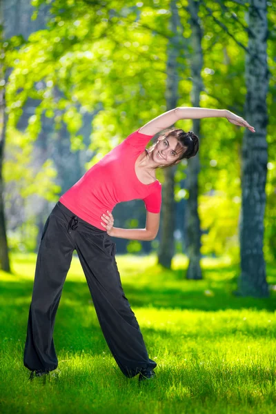 Женщина делает спортивные упражнения на открытом воздухе — стоковое фото