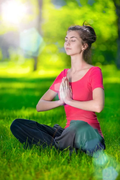 Mujer joven haciendo ejercicios de yoga —  Fotos de Stock