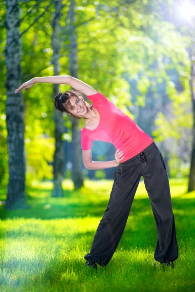 Açık havada spor egzersizleri yapıyor kadın — Stok fotoğraf