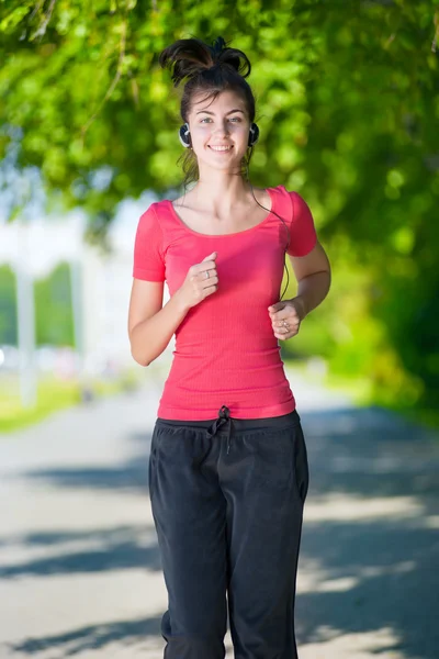 Mujer corriendo al aire libre en el parque verde —  Fotos de Stock