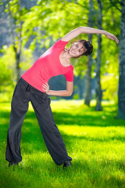 Mujer haciendo ejercicios deportivos al aire libre — Foto de Stock