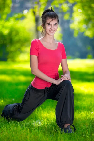 Mulher fazendo exercícios esportivos ao ar livre — Fotografia de Stock