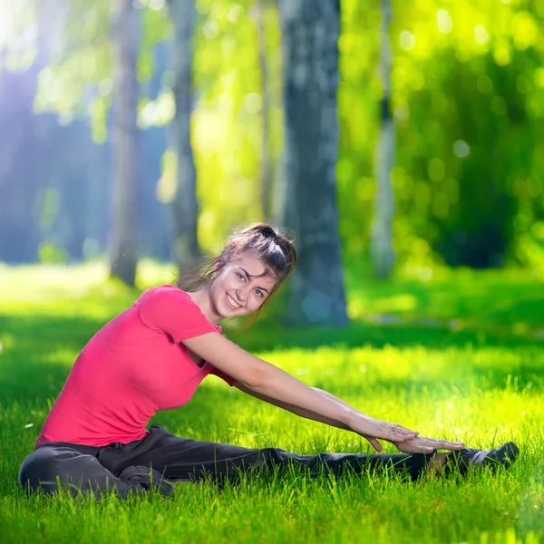 Mujer haciendo ejercicios deportivos al aire libre —  Fotos de Stock