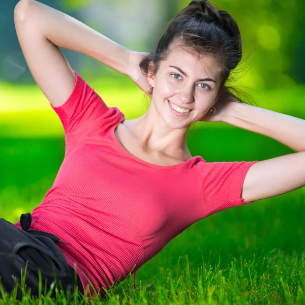 Mulher fazendo exercícios para músculos abdominais — Fotografia de Stock