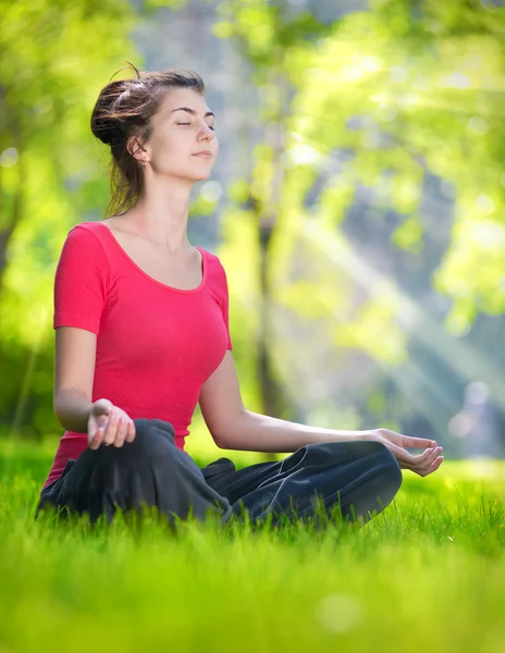 Giovane donna che fa esercizi di yoga — Foto Stock