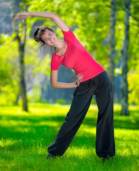 Mujer haciendo ejercicios deportivos al aire libre — Foto de Stock