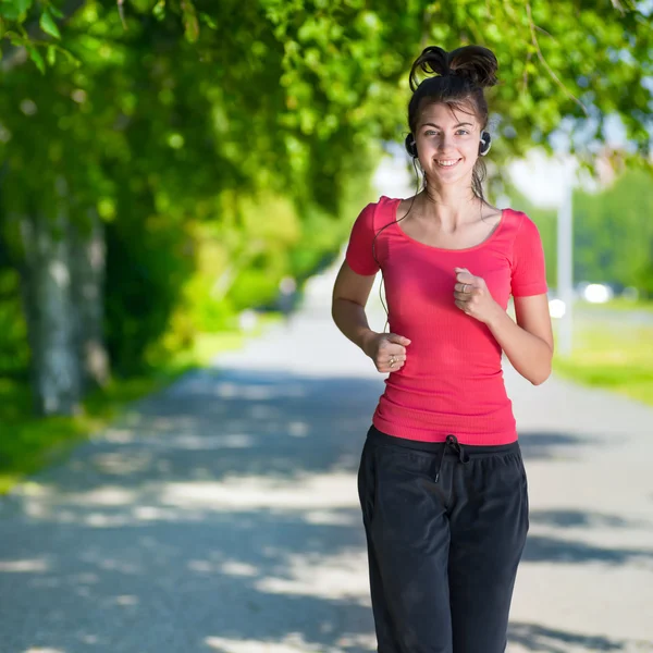 Mujer corriendo al aire libre en el parque verde —  Fotos de Stock