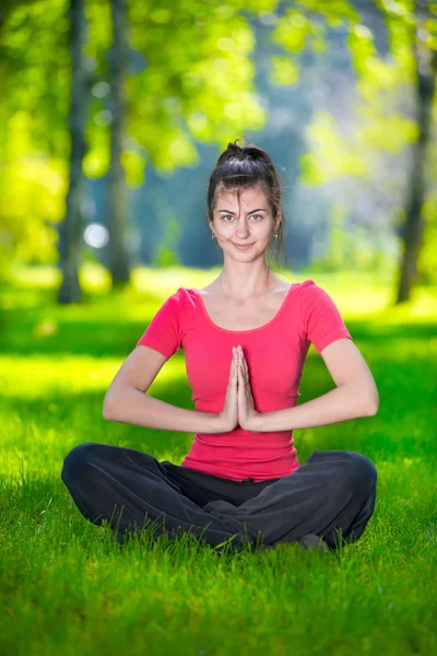 Mujer joven haciendo ejercicios de yoga —  Fotos de Stock