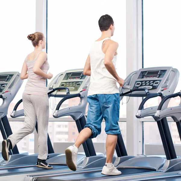 Mujer y hombre en el gimnasio haciendo ejercicio . — Foto de Stock