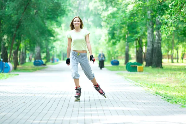 Sporty girl in park on inline skate — Stock Photo, Image