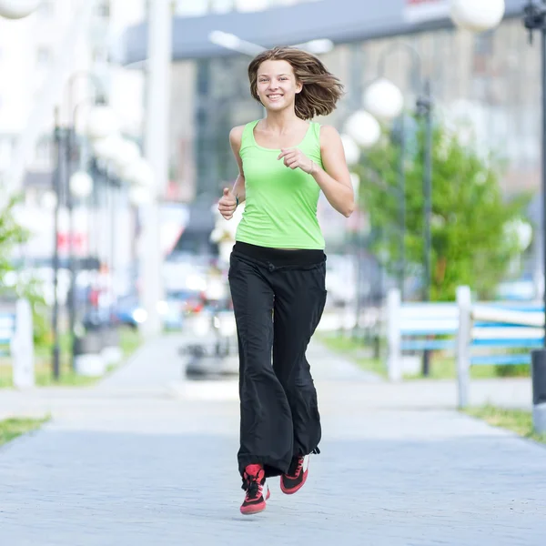 Mujer corriendo en el parque urbano de la calle . — Foto de Stock