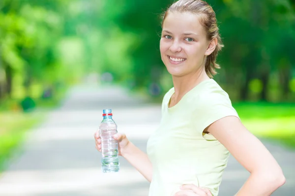 Kobieta z butelka wody mineralnej — Zdjęcie stockowe